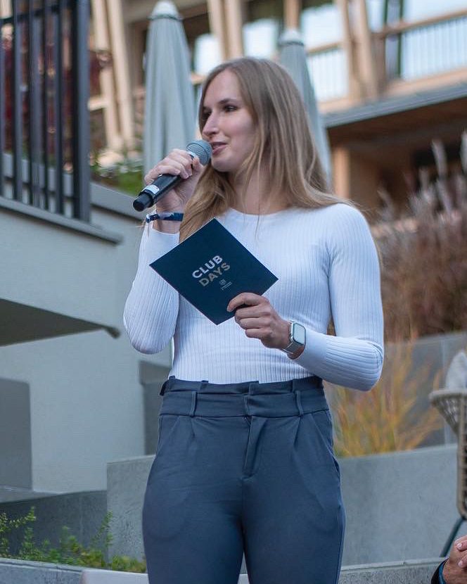 Viola Herbst hält einen Vortrag mit Mikrofon