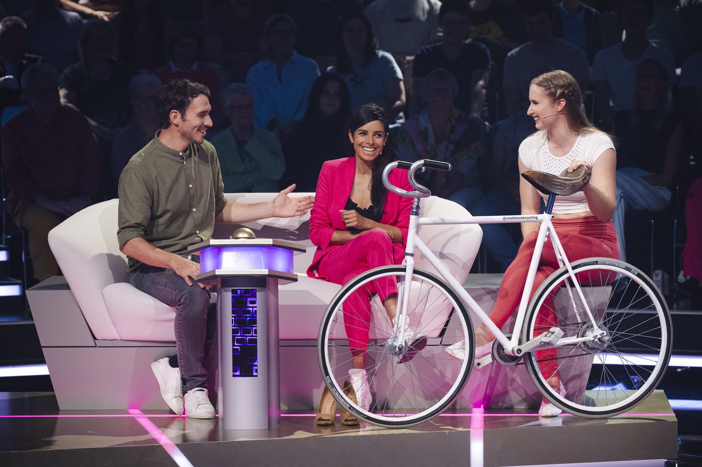 Viola Herbst mit ihrem Kunstrad als Gast in einer TV-Show