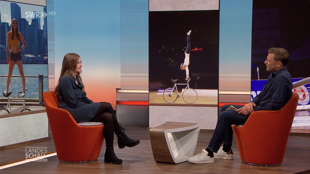 Viola Herbst im TV-Studiointerview über ihre Kunstrad-Karriere